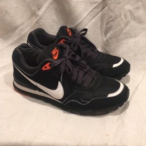 Nike black sneakers. Men's 10